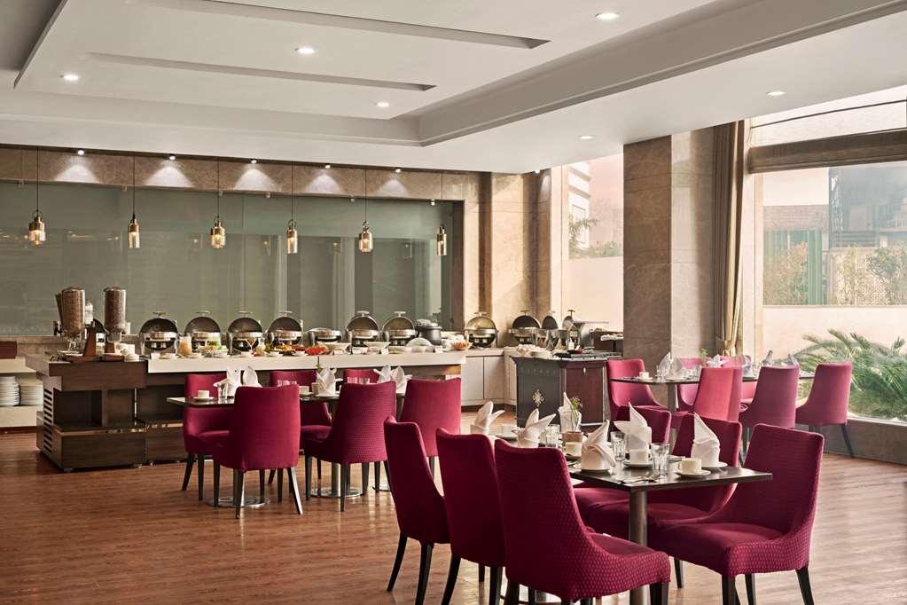 فندق Ramada By Wyndham New Delhi Pitampura المطعم الصورة