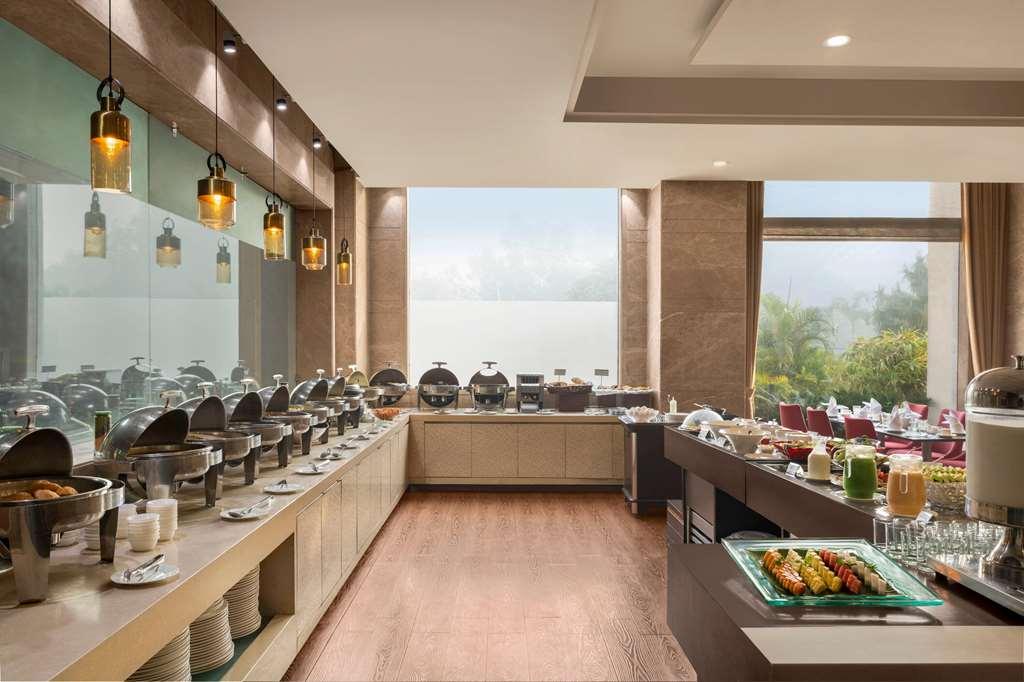 فندق Ramada By Wyndham New Delhi Pitampura المطعم الصورة