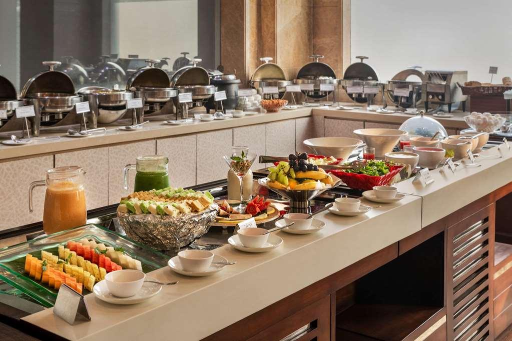 فندق Ramada By Wyndham New Delhi Pitampura المطعم الصورة