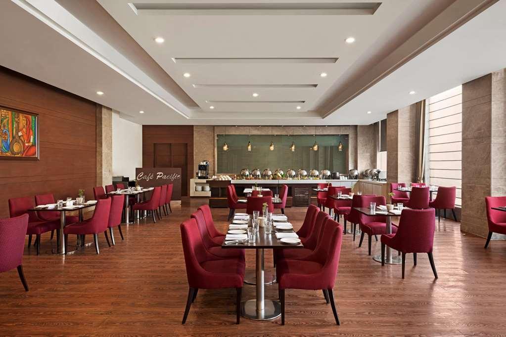 فندق Ramada By Wyndham New Delhi Pitampura المطعم الصورة
