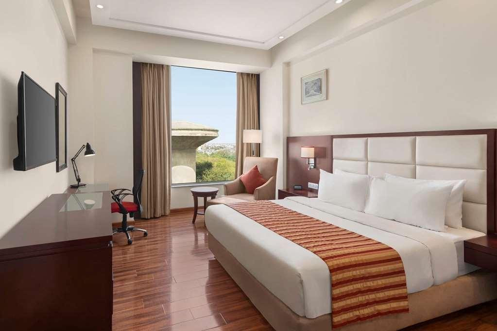فندق Ramada By Wyndham New Delhi Pitampura الغرفة الصورة
