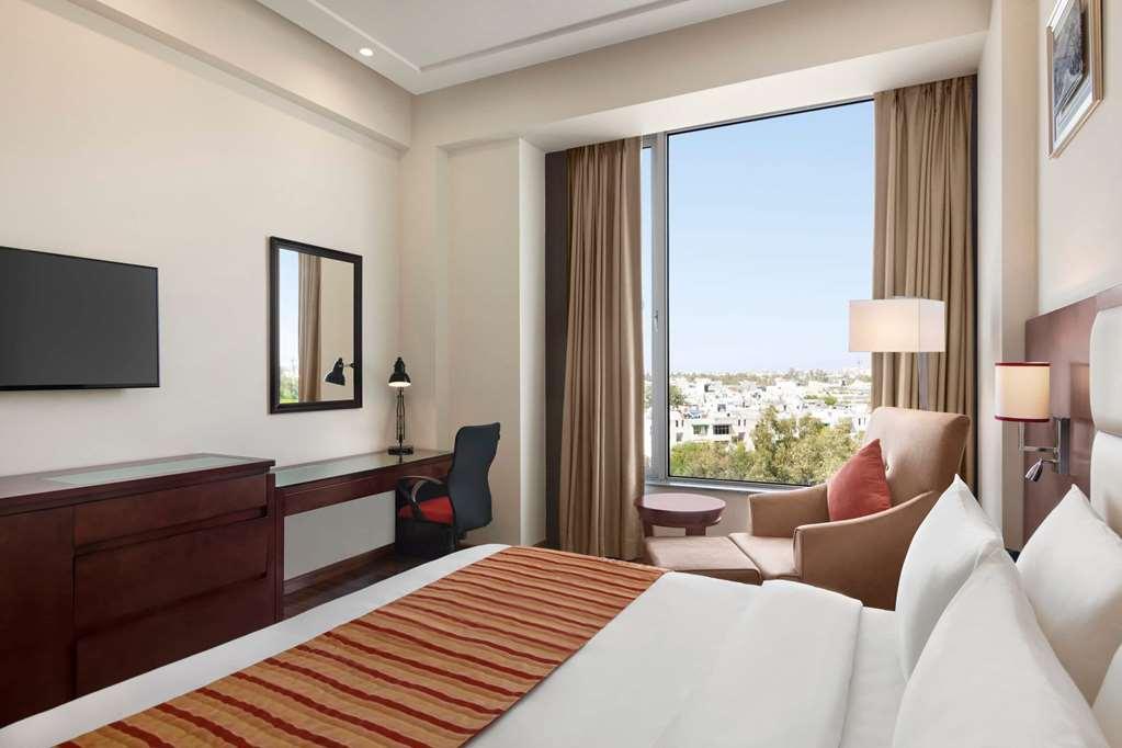 فندق Ramada By Wyndham New Delhi Pitampura الغرفة الصورة